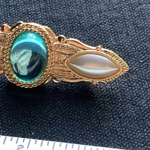 Gold tone bar brooch - Picture 3 of 4